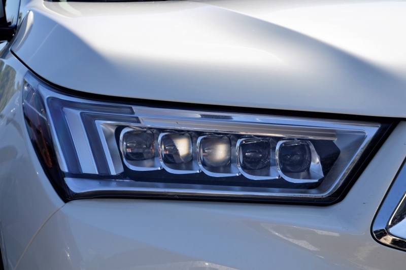 moto-CARCES-min_acura-headlamp-2834131